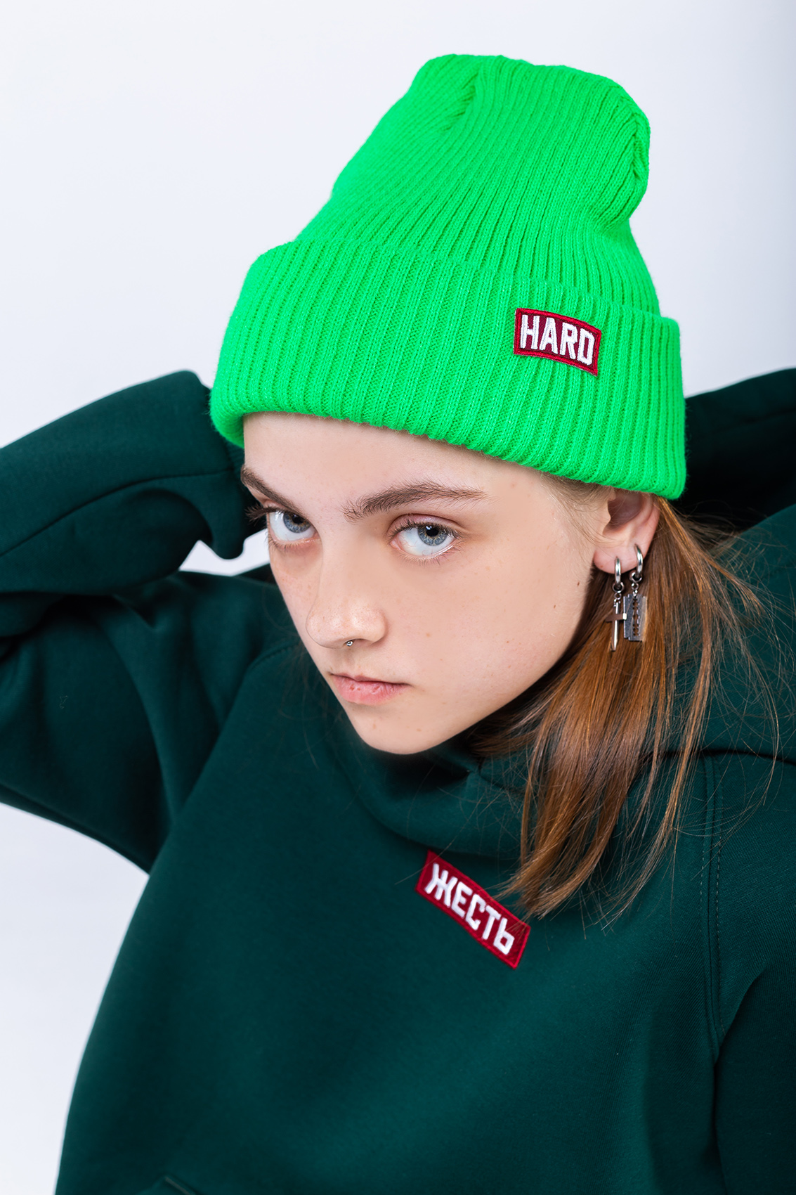 зимняя яркая шапка HARD